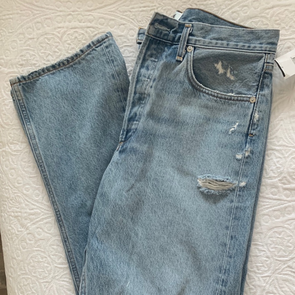 Women Light wash distressed jeans